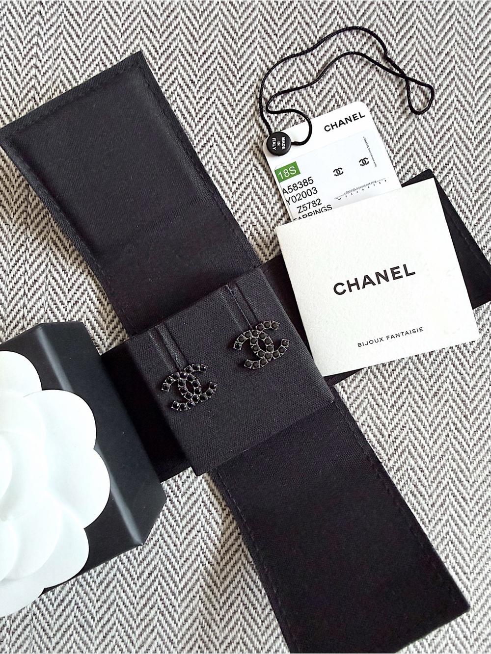 CHANEL CC RUTHENIUM/BLACK 2018 CRYSTAL STUD EARRINGS + BOX - Picture 6 of 11